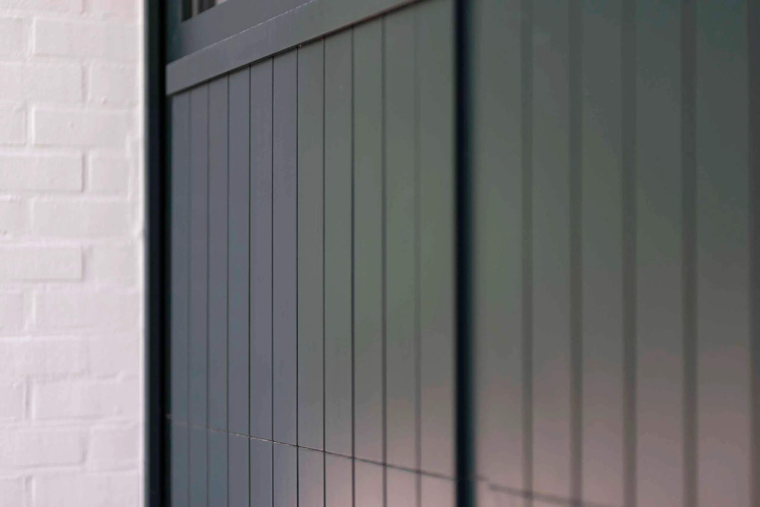 Sectionaalpoort hout laten plaatsen, houten poort op maat