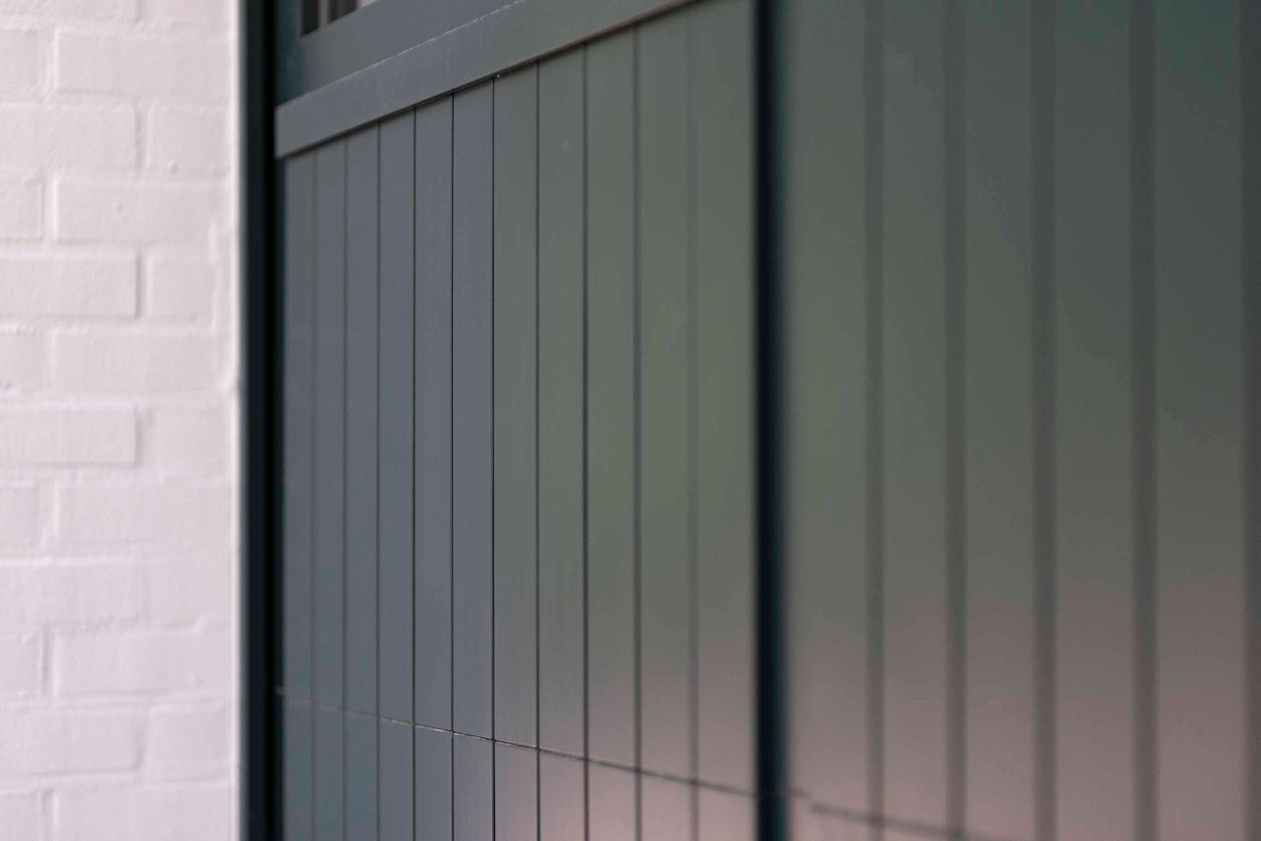 Sectionaalpoort hout laten plaatsen, houten poort op maat